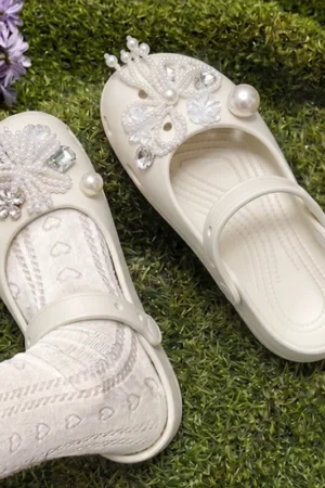Elegant Pearl Bowknot Soft Soles Ballet Hole Shoes Women Brand Design Rhinestone Flat Clogs Sandals Girls Fashion Garden Shoes